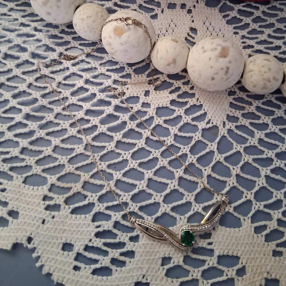 Elegant 925 Sterling Silver Necklace with A Emerald Gemstone - Picture 3 of 5